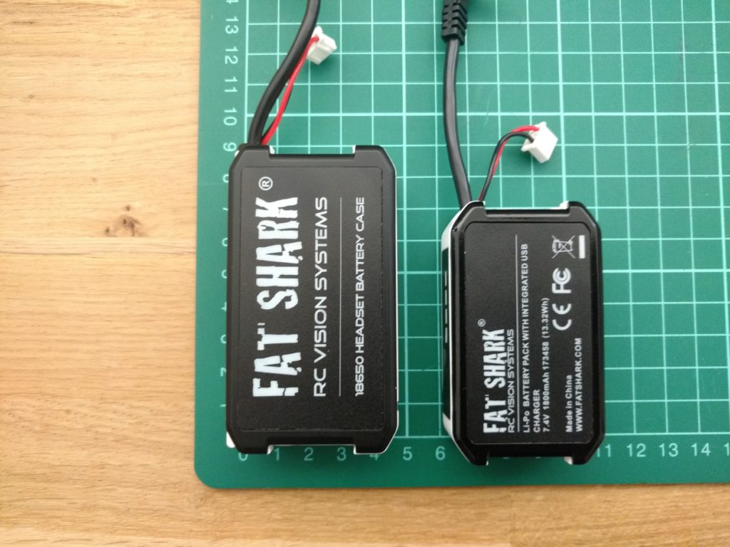 De battery case en de standaard Fat Shark Lipo naast elkaar.