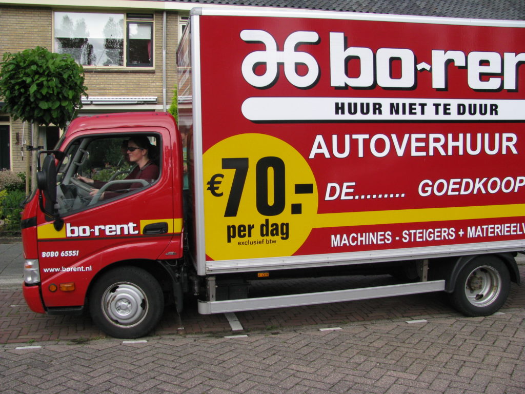 Bo-rent vrachtauto voor het verhuizen gehuurd.